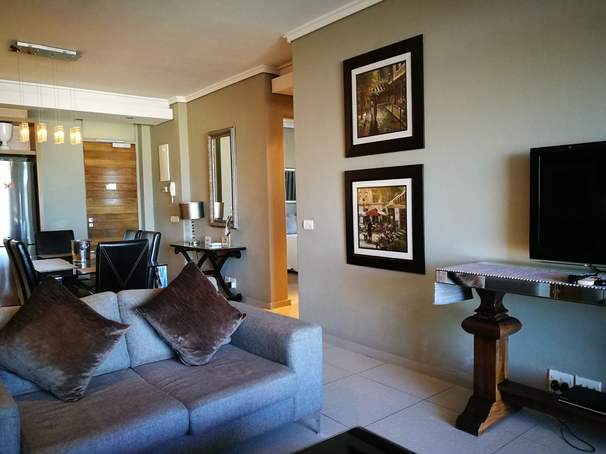 L'empire Crystal Towers * Cape Town