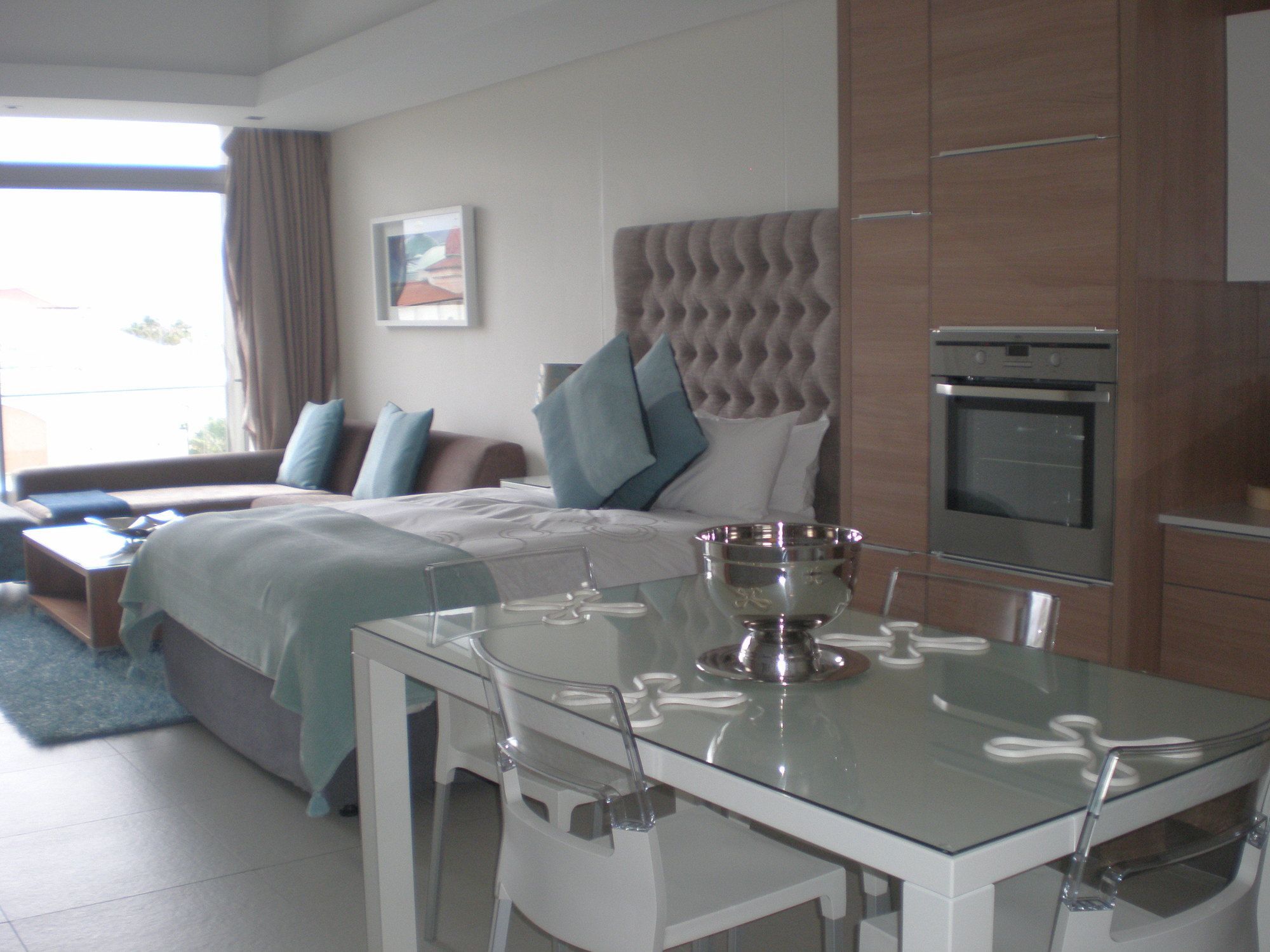 L'empire Crystal Towers Apartment *